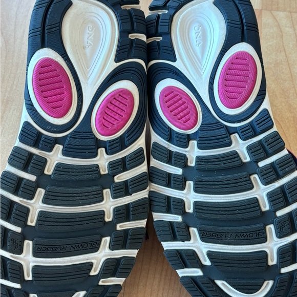 Brooks women’s running shoe 9.5 M - Picture 4 of 7